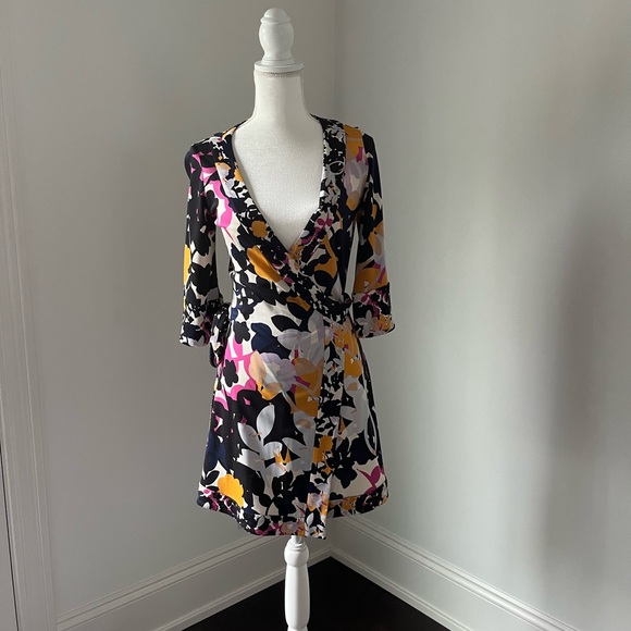 Diane Von Furstenberg Dresses & Skirts - Diane von Furstenberg 100% Silk Wrap Dress